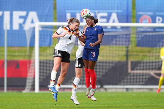 16.04.2026, xydrx, Fußball, Länderspiel, EM-Qualifikation U19-Frauen, Deutschland - Frankreich, Uhlenkrug-Stadion: Lina Szaraz (GER,4) und Luzie Zaehringer (GER, 5) im Zweikampf gegen Lea Morissaint (FRA, 18) DFB regulations prohibit any use of photographs as image sequences and or quasi-video. Copyright: HMBxMedia YannisxDreimann