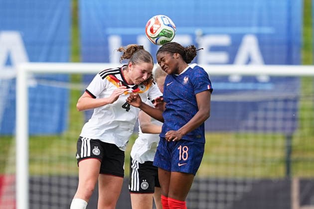 16.04.2026, xydrx, Fußball, Länderspiel, EM-Qualifikation U19-Frauen, Deutschland - Frankreich, Uhlenkrug-Stadion: Lina Szaraz (GER,4) und Luzie Zaehringer (GER, 5) im Zweikampf gegen Lea Morissaint (FRA, 18) DFB regulations prohibit any use of photographs as image sequences and or quasi-video. Copyright: HMBxMedia YannisxDreimann