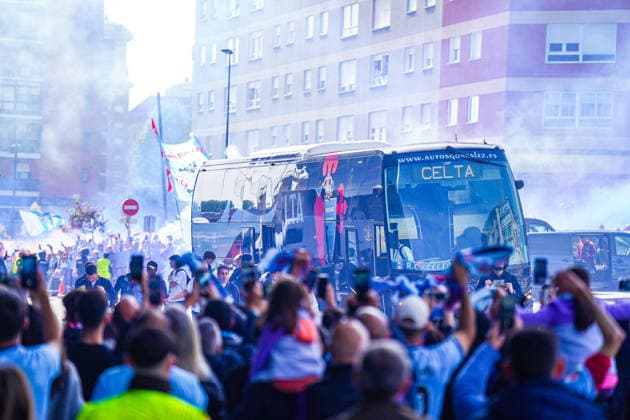 Spanien: Fussball UEFA Europa-League 2025 - 2026, Viertelfinale (Rückspiel) - Celta Vigo vs SC Freiburg - Balaidos (Vigo): Mannschaftsbus, Teambus, Celta Vigo, Vereinslogo, Schriftzug CELTA, Ankunft Mannschaft, Spieltag, UEFA Europa League, Fans, Zuschauer, Menschenmenge, Fanmassen, Jubel, Begeisterung, Fahnen, Vereinsfarben, Blau, Fanartikel, Smartphones, Fotoaufnahmen, Medieninteresse, Atmosphäre, Pyrotechnik, Rauch, Polizei, Sicherheitskräfte, Ordner, Eskorte, Straßenverkehr, urbanes Umfeld, Wohngebäude im Hintergrund Copyright: xJOERANxSTEINSIEKx