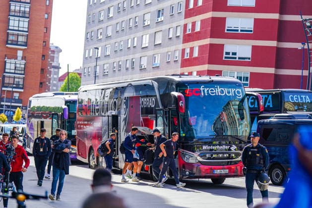 Spanien: Fussball UEFA Europa-League 2025 - 2026, Viertelfinale (Rückspiel) - Celta Vigo vs SC Freiburg - Balaidos (Vigo): Ankunft Team SC Freiburg, Mannschaftsbus, Klemens Hartenbach (SC Freiburg, Sportdirektor) Copyright: xJOERANxSTEINSIEKx