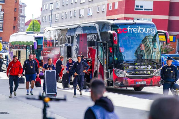 Spanien: Fussball UEFA Europa-League 2025 - 2026, Viertelfinale (Rückspiel) - Celta Vigo vs SC Freiburg - Balaidos (Vigo): Ankunft Team SC Freiburg, Mannschaftsbus, Julian Schuster (SC Freiburg, Trainer) Christian Günter Christian Guenter (SC Freiburg, 30) Copyright: xJOERANxSTEINSIEKx