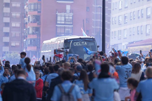 Spanien, Fussball, UEFA Europa League, Viertelfinale, Rückspiel, 2025 2026, RC Celta de Vigo vs. SC Freiburg, 16.04.2026, Estadio Balaidos, Vigo, Fans empfangen den Mannschaftsbus, Bus, Busempfang Vigo Estadio Balaidos Galicien, Pontevedra Spanien Copyright: xArnexAmbergx