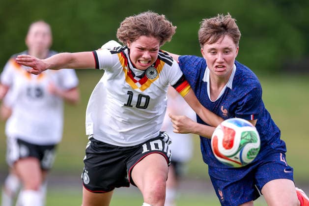16.04.2026, Essen, Fußball, UEFA Womens UNDER 19 Championship qualification, Germany - France, Stadion Uhlenkrug, Saison 2025 2026: Rosa Rückert (Deutschland U19 10) im Zweikampf gegen Juliane Denizot (Frankreich U19 04) DFB regulations prohibit any use of photographs as image sequences and or quasi-video. Nordrhein-Westfalen Deutschland