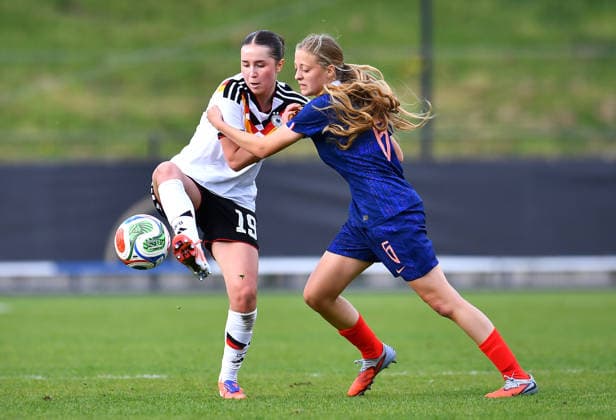 Fußball UEFA U19-Juniorinnen EM-Qualifikation: Deutschland - Frankreich am 16.04.2026 im Stadion Uhlenkrug in Essen Laila Portella ( Deutschland ), links - Rosalie Chaine ( Frankreich ), rechts DFB regulations prohibit any use of photographs as image sequences and or quasi-video. Nordrhein-Westfalen Deutschland