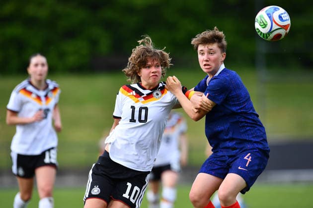 Fußball UEFA U19-Juniorinnen EM-Qualifikation: Deutschland - Frankreich am 16.04.2026 im Stadion Uhlenkrug in Essen Rosa Rückert ( Deutschland ), links - Juliane Denizot ( Frankreich ), rechts DFB regulations prohibit any use of photographs as image sequences and or quasi-video. Nordrhein-Westfalen Deutschland