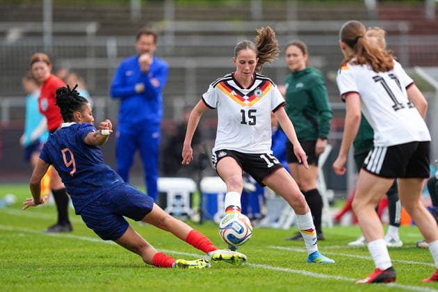 16.04.2026, xydrx, Fußball, Länderspiel, EM-Qualifikation U19-Frauen, Deutschland - Frankreich, Uhlenkrug-Stadion: Celia Chabod (FRA, 9) im Zweikampf gegen Maj Schneider (GER, 15) DFB regulations prohibit any use of photographs as image sequences and or quasi-video. Copyright: HMBxMedia YannisxDreimann
