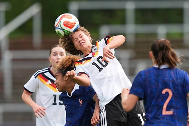16.04.2026, xydrx, Fußball, Länderspiel, EM-Qualifikation U19-Frauen, Deutschland - Frankreich, Uhlenkrug-Stadion: Maissa Fathallah (FRA, 15) im Zweikampf gegen Rosa Rueckert (GER, 10) DFB regulations prohibit any use of photographs as image sequences and or quasi-video. Copyright: HMBxMedia YannisxDreimann