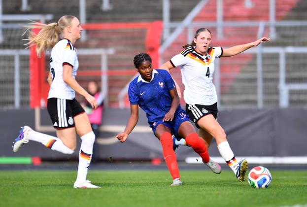 Fußball UEFA U19-Juniorinnen EM-Qualifikation: Deutschland - Frankreich am 16.04.2026 im Stadion Uhlenkrug in Essen Lea Morissaint ( Frankreich ), mitte trifft zum 1:1 - Luzie Zähringer ( Deutschland ), links - Lina Szaraz ( Deutschland ), rechts DFB regulations prohibit any use of photographs as image sequences and or quasi-video. Nordrhein-Westfalen Deutschland