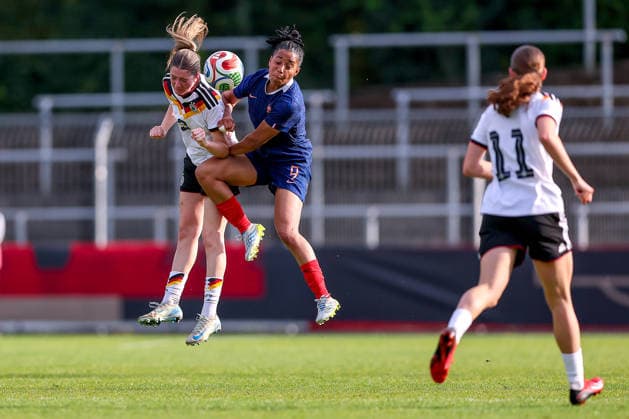 16.04.2026, Essen, Fußball, UEFA Womens UNDER 19 Championship qualification, Germany - France, Stadion Uhlenkrug, Saison 2025 2026: Lenelotte Müller (Deutschland U19 03) im Zweikampf gegen Celia Chabod (Frankreich U19 09) DFB regulations prohibit any use of photographs as image sequences and or quasi-video. Nordrhein-Westfalen Deutschland