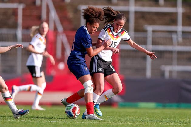 16.04.2026, Essen, Fußball, UEFA Womens UNDER 19 Championship qualification, Germany - France, Stadion Uhlenkrug, Saison 2025 2026: Ornella Graziani (Frankreich U19 10) im Zweikampf gegen Maj Schneider (Deutschland U19 15) DFB regulations prohibit any use of photographs as image sequences and or quasi-video. Nordrhein-Westfalen Deutschland