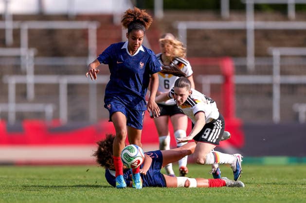 16.04.2026, Essen, Fußball, UEFA Womens UNDER 19 Championship qualification, Germany - France, Stadion Uhlenkrug, Saison 2025 2026: Maissa Fathallah (Frankreich U19 15) im Zweikampf gegen Leonie Köpp (Deutschland U19 09) DFB regulations prohibit any use of photographs as image sequences and or quasi-video. Nordrhein-Westfalen Deutschland