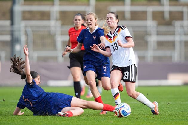 16.04.2026, xydrx, Fußball, Länderspiel, EM-Qualifikation U19-Frauen, Deutschland - Frankreich, Uhlenkrug-Stadion: Melia Bourdoncle (FRA, 5) und Rosalie Chaine (FRA, 6) im Zweikampf gegen Laila Portella (GER, 19) DFB regulations prohibit any use of photographs as image sequences and or quasi-video. Copyright: HMBxMedia YannisxDreimann