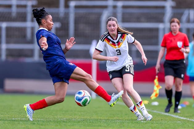 16.04.2026, Essen, Fußball, UEFA Womens UNDER 19 Championship qualification, Germany - France, Stadion Uhlenkrug, Saison 2025 2026: Lenelotte Müller (Deutschland U19 03) im Zweikampf gegen Celia Chabod (Frankreich U19 09) DFB regulations prohibit any use of photographs as image sequences and or quasi-video. Nordrhein-Westfalen Deutschland