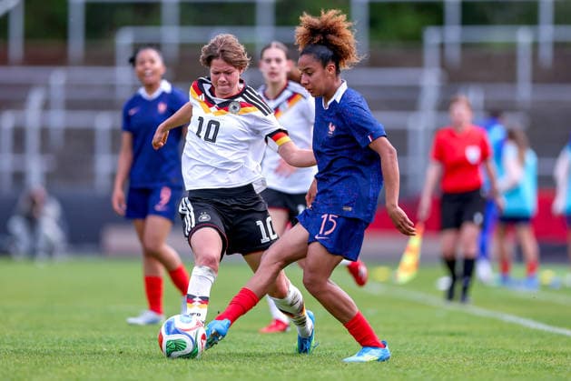 16.04.2026, Essen, Fußball, UEFA Womens UNDER 19 Championship qualification, Germany - France, Stadion Uhlenkrug, Saison 2025 2026: Rosa Rückert (Deutschland U19 10) im Zweikampf gegen Maissa Fathallah (Frankreich U19 15) DFB regulations prohibit any use of photographs as image sequences and or quasi-video. Nordrhein-Westfalen Deutschland