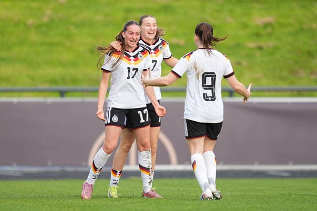 16.04.2026, xydrx, Fußball, Länderspiel, EM-Qualifikation U19-Frauen, Deutschland - Frankreich, Uhlenkrug-Stadion: Torjubel nach dem Tor zum 2:1 für Deutschland durch Torschütze Helen Boerner (GER, 17) zusammen mit Zoe Schick (GER,7) und Leonie Koepp (GER, 9) DFB regulations prohibit any use of photographs as image sequences and or quasi-video. Copyright: HMBxMedia YannisxDreimann
