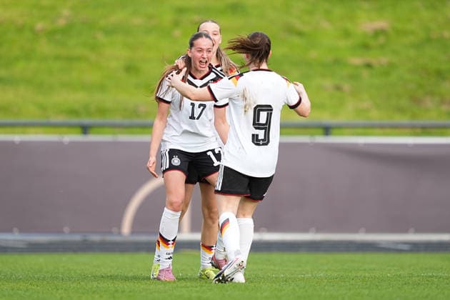 16.04.2026, xydrx, Fußball, Länderspiel, EM-Qualifikation U19-Frauen, Deutschland - Frankreich, Uhlenkrug-Stadion: Torjubel nach dem Tor zum 2:1 für Deutschland durch Torschütze Helen Boerner (GER, 17) zusammen mit Zoe Schick (GER,7) und Leonie Koepp (GER, 9) DFB regulations prohibit any use of photographs as image sequences and or quasi-video. Copyright: HMBxMedia YannisxDreimann