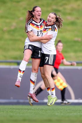16.04.2026, Essen, Fußball, UEFA Womens UNDER 19 Championship qualification, Germany - France, Stadion Uhlenkrug, Saison 2025 2026: Torjubel nach dem Tor zum 2:1 durch Torschütze Helen Börner (Deutschland U19 17) zusammen mit Zoe Schick (Deutschland U19 07) DFB regulations prohibit any use of photographs as image sequences and or quasi-video. Nordrhein-Westfalen Deutschland