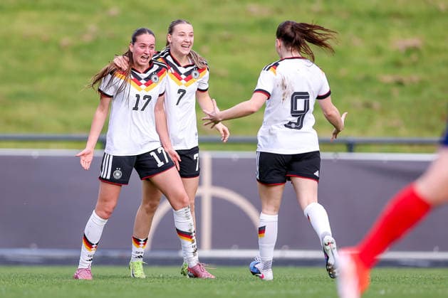 16.04.2026, Essen, Fußball, UEFA Womens UNDER 19 Championship qualification, Germany - France, Stadion Uhlenkrug, Saison 2025 2026: Torjubel nach dem Tor zum 2:1 durch Torschütze Helen Börner (Deutschland U19 17) zusammen mit Zoe Schick (Deutschland U19 07) Leonie Köpp (Deutschland U19 09) DFB regulations prohibit any use of photographs as image sequences and or quasi-video. Nordrhein-Westfalen Deutschland