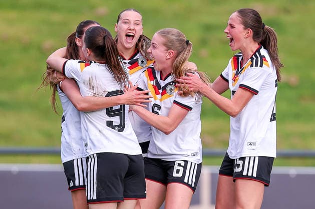 16.04.2026, Essen, Fußball, UEFA Womens UNDER 19 Championship qualification, Germany - France, Stadion Uhlenkrug, Saison 2025 2026: Torjubel nach dem Tor zum 2:1 durch Torschütze Helen Börner (Deutschland U19 17) zusammen mit Zoe Schick (Deutschland U19 07) Leonie Köpp (Deutschland U19 09) Marie Gmeineder (Deutschland U19 06) Maj Schneider (Deutschland U19 15) DFB regulations prohibit any use of photographs as image sequences and or quasi-video. Nordrhein-Westfalen Deutschland