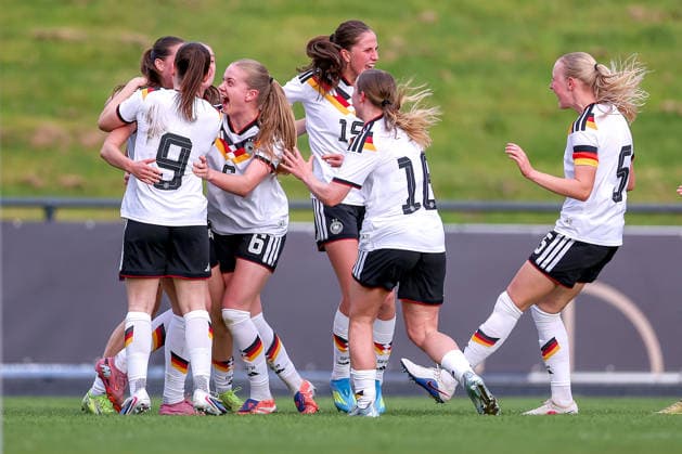16.04.2026, Essen, Fußball, UEFA Womens UNDER 19 Championship qualification, Germany - France, Stadion Uhlenkrug, Saison 2025 2026: Torjubel nach dem Tor zum 2:1 durch Torschütze Helen Börner (Deutschland U19 17) zusammen mit Zoe Schick (Deutschland U19 07) Leonie Köpp (Deutschland U19 09) Marie Gmeineder (Deutschland U19 06) Maj Schneider (Deutschland U19 15) Luzie Zähringer (Deutschland U19 05) DFB regulations prohibit any use of photographs as image sequences and or quasi-video. Nordrhein-Westfalen Deutschland