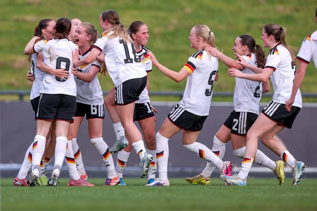 16.04.2026, Essen, Fußball, UEFA Womens UNDER 19 Championship qualification, Germany - France, Stadion Uhlenkrug, Saison 2025 2026: Torjubel nach dem Tor zum 2:1 durch Torschütze Helen Börner (Deutschland U19 17) DFB regulations prohibit any use of photographs as image sequences and or quasi-video. Nordrhein-Westfalen Deutschland