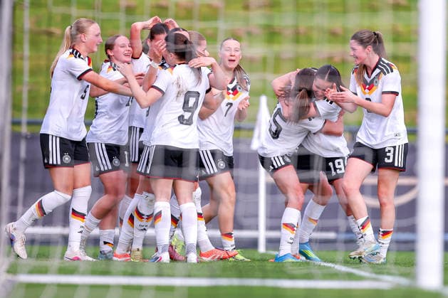 16.04.2026, Essen, Fußball, UEFA Womens UNDER 19 Championship qualification, Germany - France, Stadion Uhlenkrug, Saison 2025 2026: Torjubel nach dem Tor zum 2:1 durch Torschütze Helen Börner (Deutschland U19 17) DFB regulations prohibit any use of photographs as image sequences and or quasi-video. Nordrhein-Westfalen Deutschland