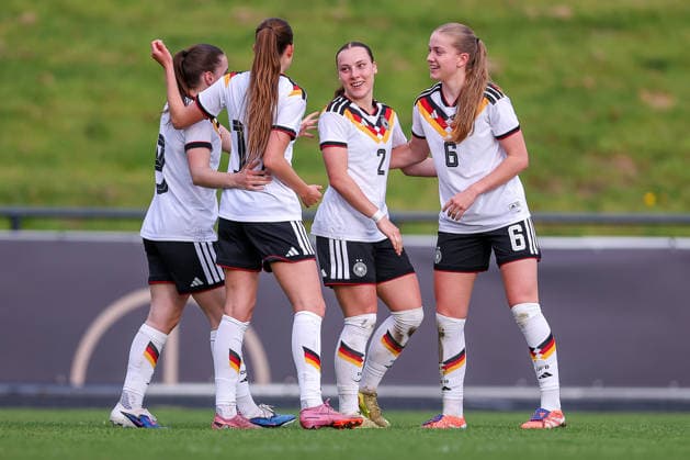 16.04.2026, Essen, Fußball, UEFA Womens UNDER 19 Championship qualification, Germany - France, Stadion Uhlenkrug, Saison 2025 2026: Torjubel nach dem Tor zum 2:1 durch Torschütze Helen Börner (Deutschland U19 17) zusammen mit Marie Gmeineder (Deutschland U19 06) Leonie Köpp (Deutschland U19 09) Felicia Sophie Sträßer (Deutschland U19 02) DFB regulations prohibit any use of photographs as image sequences and or quasi-video. Nordrhein-Westfalen Deutschland