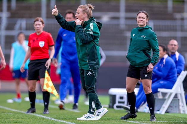 16.04.2026, Essen, Fußball, UEFA Womens UNDER 19 Championship qualification, Germany - France, Stadion Uhlenkrug, Saison 2025 2026: Cheftrainer Melanie Behringer (Trainerin Deutschland U19 hc) gestikulierend am Spielfeldrand DFB regulations prohibit any use of photographs as image sequences and or quasi-video. Nordrhein-Westfalen Deutschland