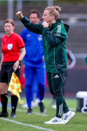 16.04.2026, Essen, Fußball, UEFA Womens UNDER 19 Championship qualification, Germany - France, Stadion Uhlenkrug, Saison 2025 2026: Cheftrainer Melanie Behringer (Trainerin Deutschland U19 hc) gestikulierend am Spielfeldrand DFB regulations prohibit any use of photographs as image sequences and or quasi-video. Nordrhein-Westfalen Deutschland