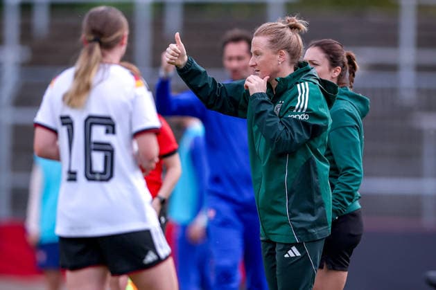 16.04.2026, Essen, Fußball, UEFA Womens UNDER 19 Championship qualification, Germany - France, Stadion Uhlenkrug, Saison 2025 2026: Cheftrainer Melanie Behringer (Trainerin Deutschland U19 hc) neben Jonna Maj Wrede (Deutschland U19 16) gestikulierend am Spielfeldrand DFB regulations prohibit any use of photographs as image sequences and or quasi-video. Nordrhein-Westfalen Deutschland