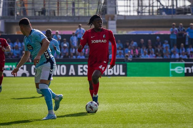 Spanien: Fussball UEFA Europa-League 2025 - 2026, Viertelfinale (Rückspiel) - Celta Vigo vs SC Freiburg - Balaidos (Vigo): Johan Manzambi (SC Freiburg, 44) Copyright: xJOERANxSTEINSIEKx