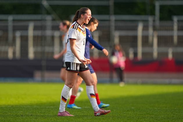 16.04.2026, xydrx, Fußball, Länderspiel, EM-Qualifikation U19-Frauen, Deutschland - Frankreich, Uhlenkrug-Stadion: Helen Boerner (GER, 17) bejubelt den 2:1 Sieg DFB regulations prohibit any use of photographs as image sequences and or quasi-video. Copyright: HMBxMedia YannisxDreimann