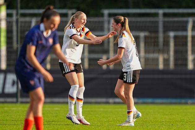 16.04.2026, xydrx, Fußball, Länderspiel, EM-Qualifikation U19-Frauen, Deutschland - Frankreich, Uhlenkrug-Stadion: Luzie Zaehringer (GER, 5) und Lenelotte Mueller (GER, 3) feiern den 2:1 Sieg DFB regulations prohibit any use of photographs as image sequences and or quasi-video. Copyright: HMBxMedia YannisxDreimann