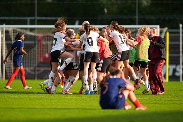 16.04.2026, xydrx, Fußball, Länderspiel, EM-Qualifikation U19-Frauen, Deutschland - Frankreich, Uhlenkrug-Stadion: Das deutsche Team feiert den 2:1 Sieg DFB regulations prohibit any use of photographs as image sequences and or quasi-video. Copyright: HMBxMedia YannisxDreimann