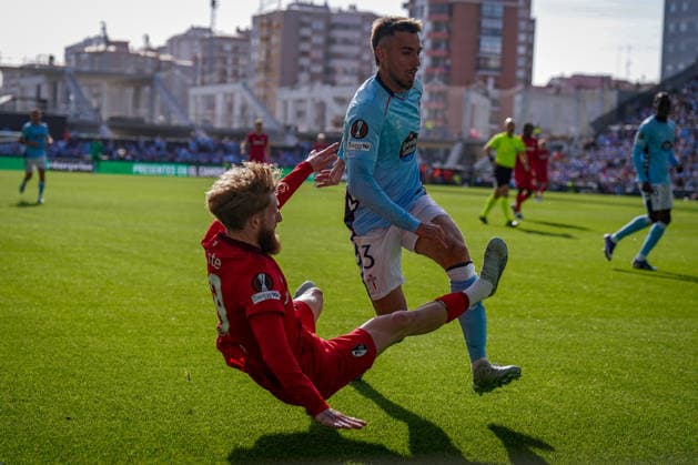 Spanien: Fussball UEFA Europa-League 2025 - 2026, Viertelfinale (Rückspiel) - Celta Vigo vs SC Freiburg - Balaidos (Vigo): Jan-Niklas Beste (SC Freiburg, 19) Oscar Mingueza (Celta Vigo, 3) im Zweikampf Copyright: xJOERANxSTEINSIEKx