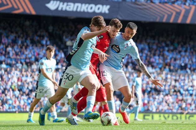 Spanien, Fussball, UEFA Europa League, Viertelfinale, Rückspiel, 2025 2026, RC Celta de Vigo vs. SC Freiburg, 16.04.2026, Estadio Balaidos, Vigo, Fer Lopez Fer Lopez (RC Celta de Vigo, 30), Maximilian Eggestein (SC Freiburg, 08) und Matias Vecino Falero Matias Vecino Falero (RC Celta de Vigo, 15) im Kampf um den Ball Vigo Estadio Balaidos Galicien, Pontevedra Spanien Copyright: xArnexAmbergx