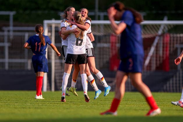 16.04.2026, Essen, Fußball, UEFA Womens UNDER 19 Championship qualification, Germany - France, Stadion Uhlenkrug, Saison 2025 2026: Abschlussjubel nach dem 2:1 Sieg - Die Spielerinnen jubelnd auf dem Spielfeld Marie Gmeineder (Deutschland U19 06) Maj Schneider (Deutschland U19 15) Zoe Schick (Deutschland U19 07) DFB regulations prohibit any use of photographs as image sequences and or quasi-video. Nordrhein-Westfalen Deutschland
