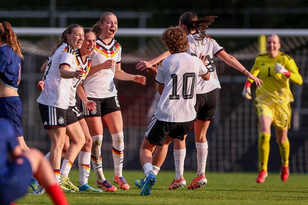 16.04.2026, Essen, Fußball, UEFA Womens UNDER 19 Championship qualification, Germany - France, Stadion Uhlenkrug, Saison 2025 2026: Abschlussjubel nach dem 2:1 Sieg - Die Spielerinnen jubelnd auf dem Spielfeld Marie Gmeineder (Deutschland U19 06) Maj Schneider (Deutschland U19 15) Zoe Schick (Deutschland U19 07) Rosa Rückert (Deutschland U19 10) Laila Portella (Deutschland U19 19) DFB regulations prohibit any use of photographs as image sequences and or quasi-video. Nordrhein-Westfalen Deutschland