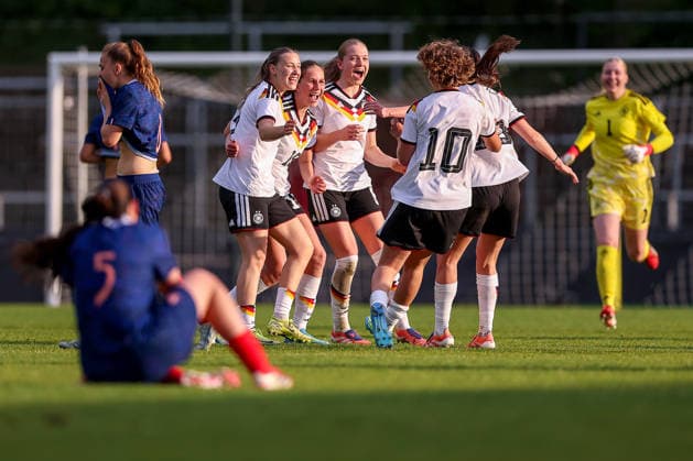 16.04.2026, Essen, Fußball, UEFA Womens UNDER 19 Championship qualification, Germany - France, Stadion Uhlenkrug, Saison 2025 2026: Abschlussjubel nach dem 2:1 Sieg - Die Spielerinnen jubelnd auf dem Spielfeld Marie Gmeineder (Deutschland U19 06) Maj Schneider (Deutschland U19 15) Zoe Schick (Deutschland U19 07) Rosa Rückert (Deutschland U19 10) Laila Portella (Deutschland U19 19) DFB regulations prohibit any use of photographs as image sequences and or quasi-video. Nordrhein-Westfalen Deutschland