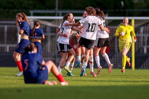 16.04.2026, Essen, Fußball, UEFA Womens UNDER 19 Championship qualification, Germany - France, Stadion Uhlenkrug, Saison 2025 2026: Abschlussjubel nach dem 2:1 Sieg - Die Spielerinnen jubelnd auf dem Spielfeld Marie Gmeineder (Deutschland U19 06) Maj Schneider (Deutschland U19 15) Zoe Schick (Deutschland U19 07) Rosa Rückert (Deutschland U19 10) Laila Portella (Deutschland U19 19) DFB regulations prohibit any use of photographs as image sequences and or quasi-video. Nordrhein-Westfalen Deutschland