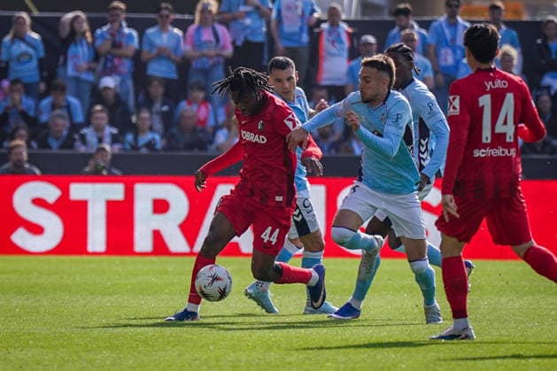 Spanien: Fussball UEFA Europa-League 2025 - 2026, Viertelfinale (Rückspiel) - Celta Vigo vs SC Freiburg - Balaidos (Vigo): Johan Manzambi (SC Freiburg, 44) am Ball Copyright: xJOERANxSTEINSIEKx