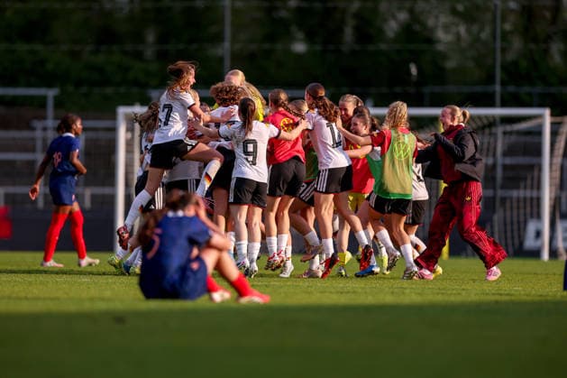 16.04.2026, Essen, Fußball, UEFA Womens UNDER 19 Championship qualification, Germany - France, Stadion Uhlenkrug, Saison 2025 2026: Abschlussjubel nach dem 2:1 Sieg - Die Spielerinnen jubelnd auf dem Spielfeld DFB regulations prohibit any use of photographs as image sequences and or quasi-video. Nordrhein-Westfalen Deutschland