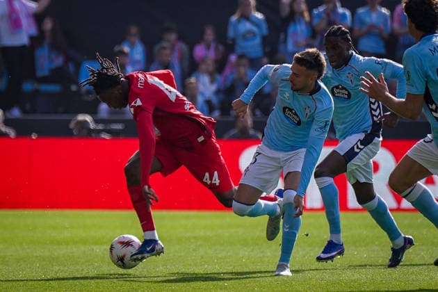 Spanien: Fussball UEFA Europa-League 2025 - 2026, Viertelfinale (Rückspiel) - Celta Vigo vs SC Freiburg - Balaidos (Vigo): Johan Manzambi (SC Freiburg, 44) am Ball Copyright: xJOERANxSTEINSIEKx