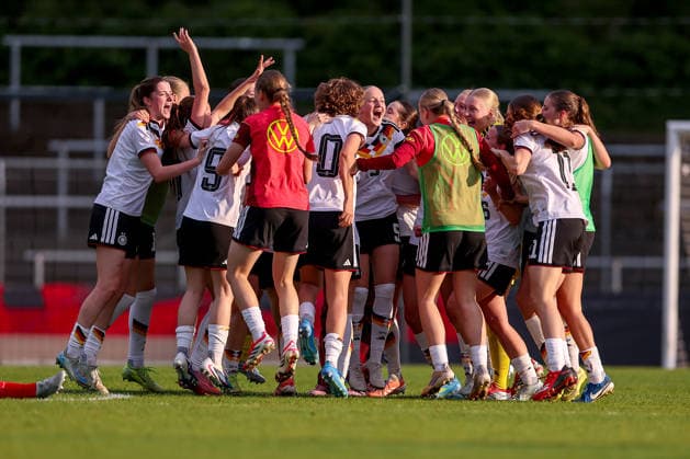16.04.2026, Essen, Fußball, UEFA Womens UNDER 19 Championship qualification, Germany - France, Stadion Uhlenkrug, Saison 2025 2026: Abschlussjubel nach dem 2:1 Sieg - Die Spielerinnen jubelnd auf dem Spielfeld DFB regulations prohibit any use of photographs as image sequences and or quasi-video. Nordrhein-Westfalen Deutschland