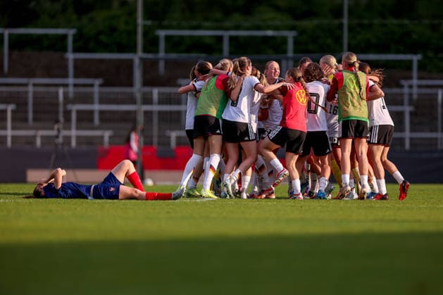 16.04.2026, Essen, Fußball, UEFA Womens UNDER 19 Championship qualification, Germany - France, Stadion Uhlenkrug, Saison 2025 2026: Abschlussjubel nach dem 2:1 Sieg - Die Spielerinnen jubelnd auf dem Spielfeld DFB regulations prohibit any use of photographs as image sequences and or quasi-video. Nordrhein-Westfalen Deutschland