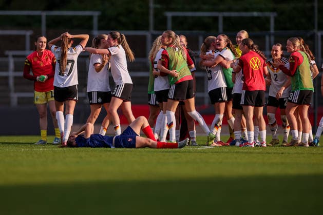 16.04.2026, Essen, Fußball, UEFA Womens UNDER 19 Championship qualification, Germany - France, Stadion Uhlenkrug, Saison 2025 2026: Abschlussjubel nach dem 2:1 Sieg - Die Spielerinnen jubelnd auf dem Spielfeld DFB regulations prohibit any use of photographs as image sequences and or quasi-video. Nordrhein-Westfalen Deutschland