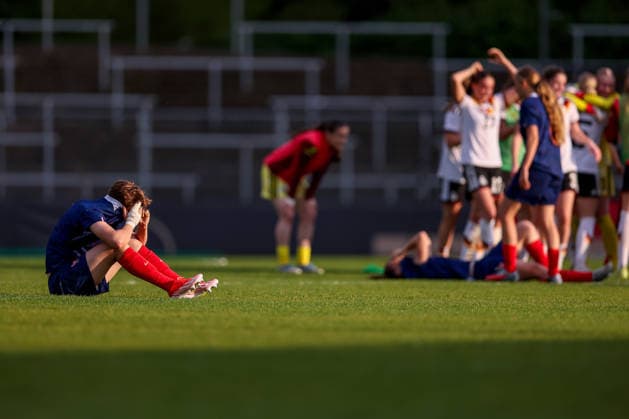 16.04.2026, Essen, Fußball, UEFA Womens UNDER 19 Championship qualification, Germany - France, Stadion Uhlenkrug, Saison 2025 2026: Juliane Denizot (Frankreich U19 04) enttäuscht Enttäuschung nach der 1:2 Niederlage auf dem Spielfeld sitzend DFB regulations prohibit any use of photographs as image sequences and or quasi-video. Nordrhein-Westfalen Deutschland