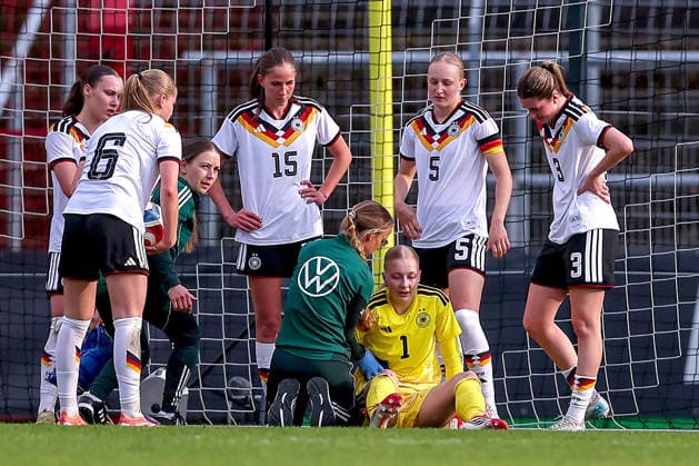16.04.2026, Essen, Fußball, UEFA Womens UNDER 19 Championship qualification, Germany - France, Stadion Uhlenkrug, Saison 2025 2026: Janne Krumme (Deutschland U19 01) verletzt auf dem Spielfeld DFB regulations prohibit any use of photographs as image sequences and or quasi-video. Nordrhein-Westfalen Deutschland
