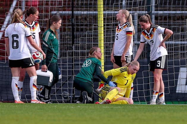 16.04.2026, Essen, Fußball, UEFA Womens UNDER 19 Championship qualification, Germany - France, Stadion Uhlenkrug, Saison 2025 2026: Janne Krumme (Deutschland U19 01) verletzt auf dem Spielfeld DFB regulations prohibit any use of photographs as image sequences and or quasi-video. Nordrhein-Westfalen Deutschland