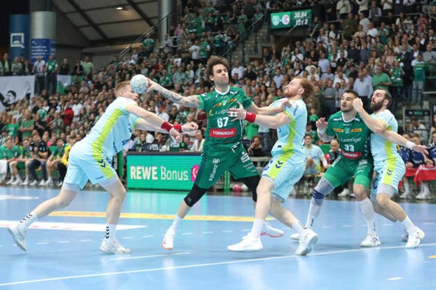Handball DAIKIN HBL, SC DHfK Leipzig - VfL Gummersbach; 16.04.2026 Dean Bombac (67, SC DHfK Leipzig) setzt sich durch und wirft. Handball, DAIKIN HBL, 1. Bundesliga, Saison 2025 2026, 21. Spieltag (Nachholer): SC DHfK Leipzig vs. VfL Gummersbach am 16.04.2026 in der Quarterback Immobilien Arena Leipzig. Copyright: xBEAUTIFULxSPORTS JanxKaeferx